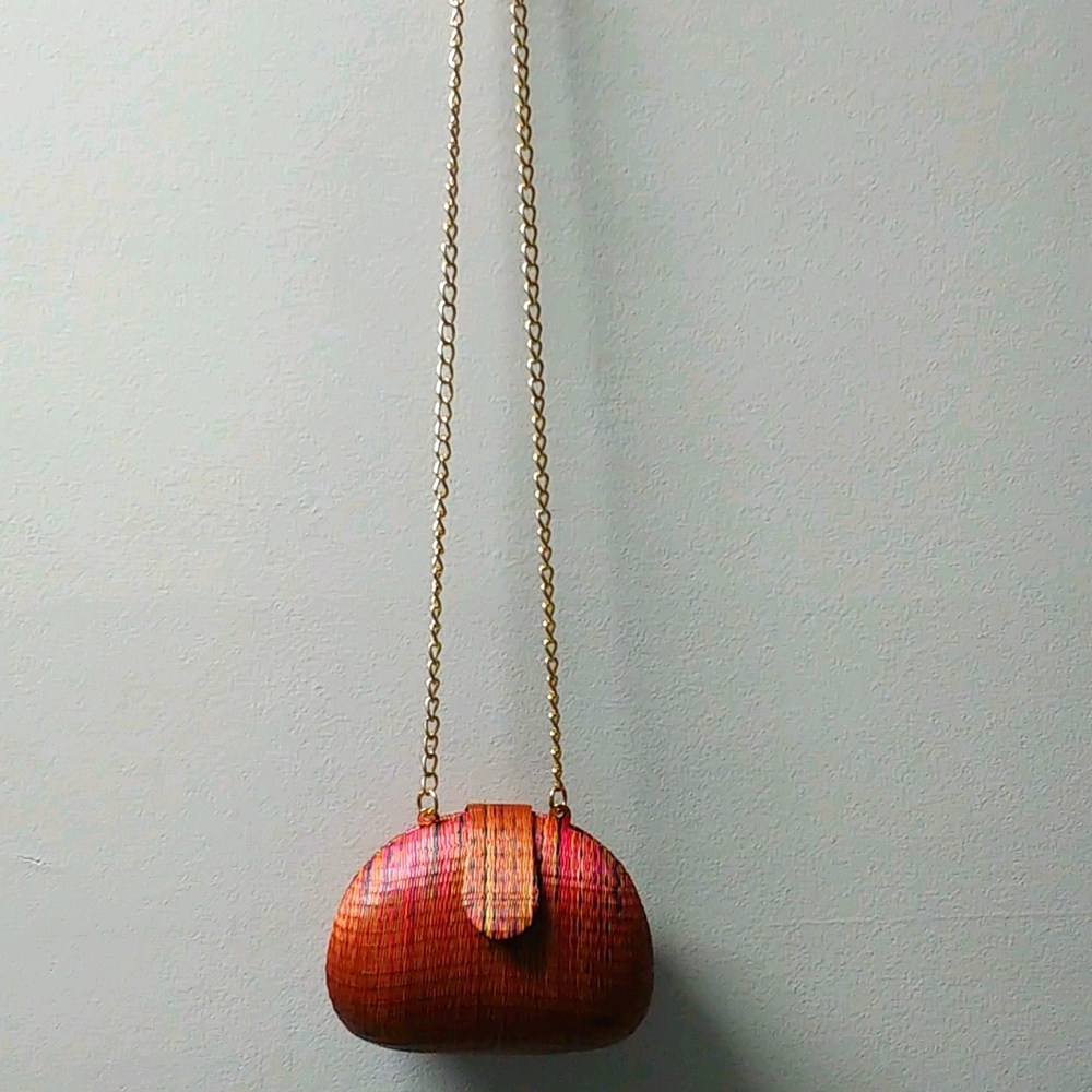 Vintage!! Hardshell coin purse with chain.